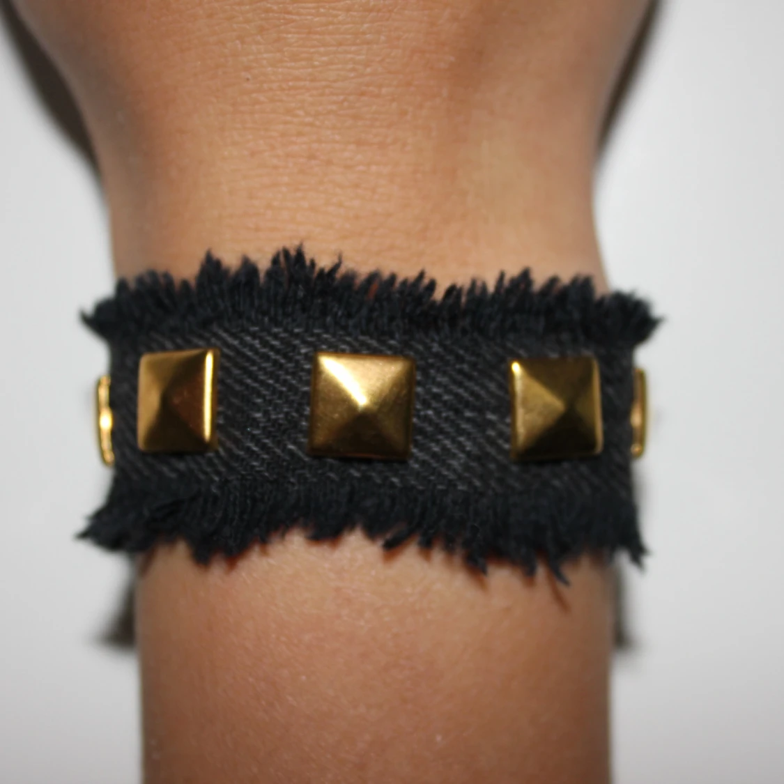 Svart guldigt - enkelt nitarmband