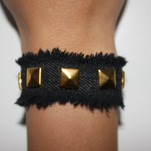 Svart guldigt - enkelt nitarmband - Svart jeansarmband med guldnitar