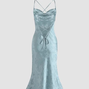 Ljusblå sidenklänning med blommönster - Säljer min superfina  klänning från Cider. Har endast använt en gång!! Storleken är L men passar mig som vanligtvis har M eller S! Måtten är                                                   Byst:98 cm.                                              Midja:84 cm.                                           Höft:102 cm