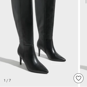 söker  - söker dessa boots från Nelly i storlek 39🩷
