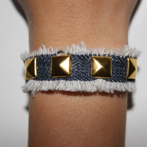 Mörkblå guld - enkelt nitarmband - Jeansarmband med guldnitar