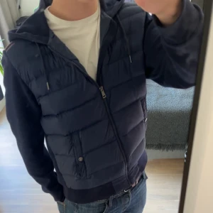 Ralph Lauren Cardigan - Säljer en snygg mörkblå Ralp Lauren cardigan med huva och dragkedja. Jacka har långa ärmar och ribbade muddar vid ärmslut och nederkant. Perfekt för våren. Köpt på Zalando! 