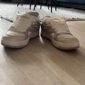Vita sneakers med grå detaljer - Snygga vita bershka skor med grå detaljer och snörning. Perfekta för en avslappnad stil. De har en rund tå och en bekväm sula som ger bra stöd. Hör av er om ni har frågar eller mer bilder. ✌️