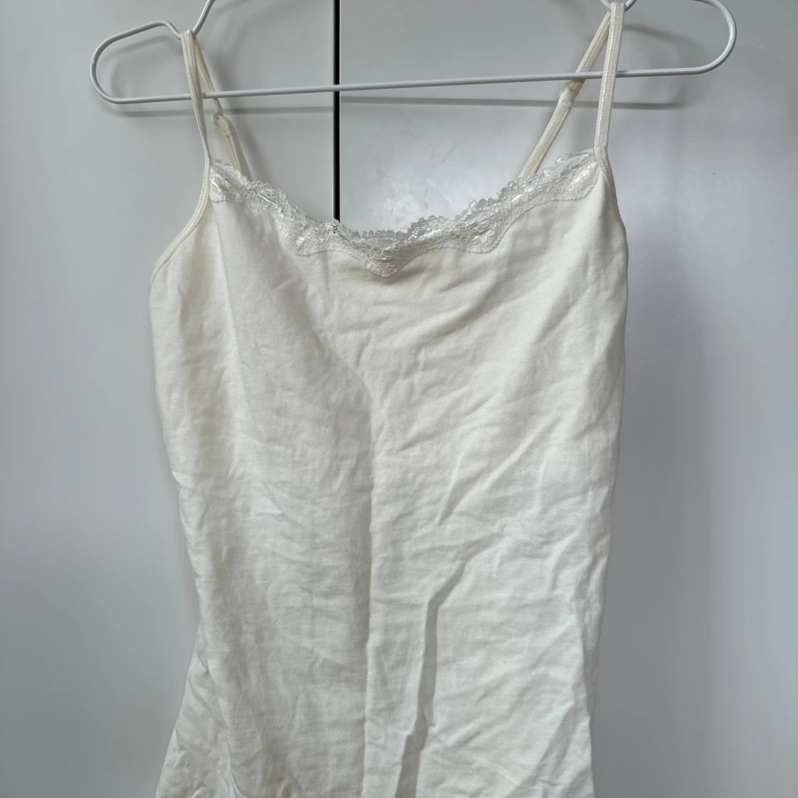 Vit linne med spetsdetaljer