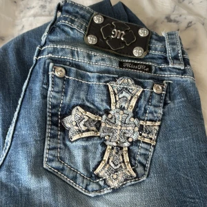 Miss me jeans  - Snygga blå jeans från Miss Me, använda 1 gång. Jätte snygga och fina💘 skriv om ni vill ha flera frågor eller om ni vill ha fler bilder? 💘💘