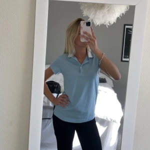 Ljusblå pikétröja - Säljer en ljusblå golf-tröja i piké, med vit krage och knappar framtill💞