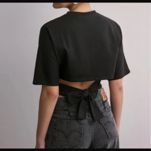 Populär knyt topp - Säljer denna populära knyt topp från nelly, endast testad💘