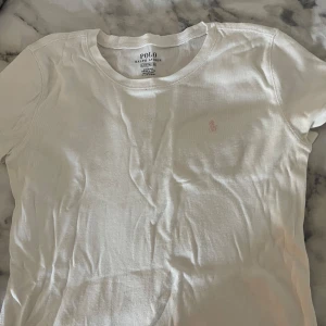 Vit t-shirt från Polo Ralph Lauren - Säljer en klassisk vit t-shirt/topp från Polo Ralph Lauren 💕💕