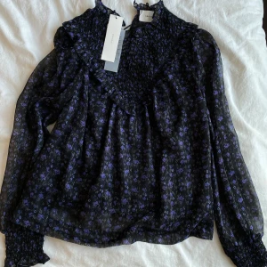 Blus från neo nior - Helt ny suuper fin blus från neo nior med prislappen kvar!!🖤Sitter som en S!