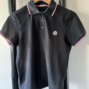 Moncler Piké - Moncler pike i väldigt bra skick perfekt nu till sommaren! Självklart äkta! Kom DM för mer info och bilder!