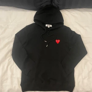 Savrt Comme des Garçons hoodie - En tvär fet hoodie från Comme des Garçons. | Den är så gott som ny skicket. Så skicket är alltså 10/10. | det är bara att höra va sig om man undrar något eller vill ha flera bilder❤️❤️❤️