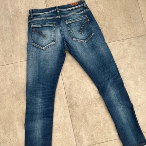 Dondup jeans - Säljer dessa as fräcka dondup jeans i nyskick! Storlek: 30! Modellen heter George & jeansen är köpta på United Fashion! Nypris: 3900kr