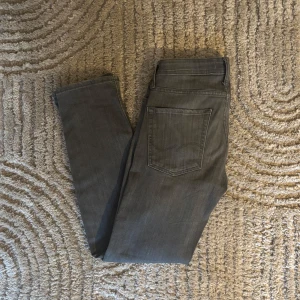 Jack & Jones Jeans - Säljer nu ett par Jack & Jones Jeans i modellen Tim slim straight. Nypris: 800 Skick: 8/10 knappast tecken på användning. Skriv om du har frågor eller funderingar!