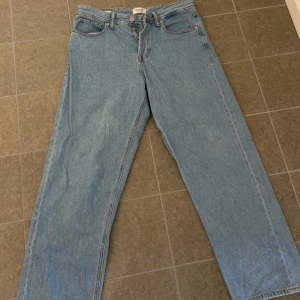 Baggy Ljus blåa jeansbyxor J & J - Säljer ett par klassiska blå jeansbyxor. Perfekta för en avslappnad stil. Storlek 30/30. Inga hål. Använd fåtal gånger. Kvitto finns. Köptes för 499.
