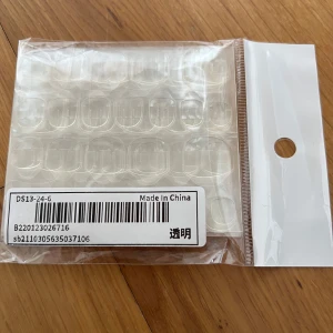 Transparenta självhäftande nagelklistermärken - Ett paket med transparenta självhäftande nagelklistermärken. Perfekta för att fästa lösnaglar eller dekorera dina naturliga naglar. Kommer i en praktisk förpackning med flera storlekar för att passa olika nagelbredder.