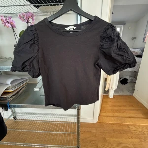 Topp med puffärm - Supergullig topp med puffärmar💗säljer då den är lite för liten på mig!
