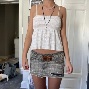 Vit ärmlös linnetopp - Säljer en söt vit ärmlös topp som inte längre kommer till användning💗Inga defekter mer än att banden är lite missfärgade (inget man tänker på). Perfekt nu till sommaren☀️🌼 Står att det är en S, men passar även M🙌🏼💗💗 ‼️Bilder från förra ägaren‼️