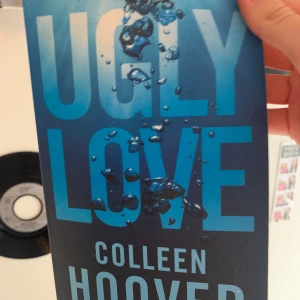 Ugly Love - En gripande kärlekshistoria av Colleen Hoover. Köpt för ca 150kr. 40kr för en bok, men billigare pris om du köper 2 elr fler (kolla min profil)💘 hör av dig vid frågor💘