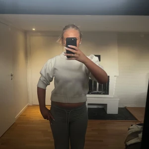 Vit trekvartsärmad tröja - Använd enstaka gånger, inga skador. Hör av dig vid fler frågor eller intresse! (Tröjan är från Missay)