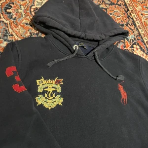 Ralph lauren hoodie! - Sjukt fet Ralph lauren hoodie med snygga tryck på! Den är storlek L men den kan passa M också!