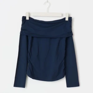 off shoulder top - säljer den här helt slutsålda off shoulder toppen från gina young som är helt oanvänd!! storlek 158/164 men passar storlek XS och S😊