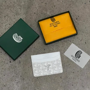 Vit plånbok  - Helt ny stilren vit plånbok ifrån goy4rd 10/10 Pris kan diskuteras  Hör av dig vid frågor 