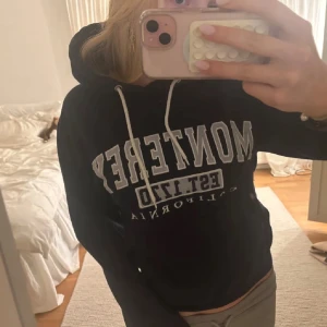 Mörkblå/ svart hoodie med tryck - Supersnygg å nästan aldrig använd!!!! Så snygg!!❣️❣️