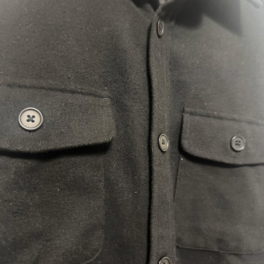 Svart långärmad skjorta med knappar - 2