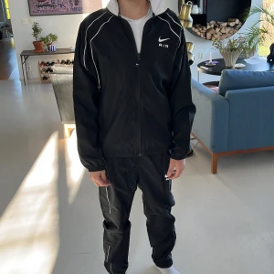 Nike tracksuit - Svart Nike tracksuit, Mycket bra skick, använd fåtal gånger. Storlek L (147-158) 