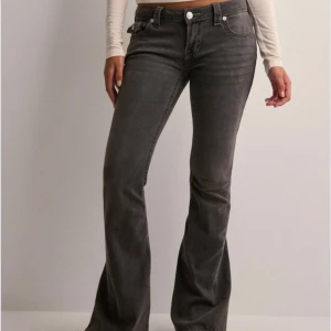 True Religion Jeans - True Religion Joey Low Rise Flare i grått. Köpte de på nelly för 1300kr i januari 2025. Pris kan diskuteras och om du vill veta mer så skriv till mig. 