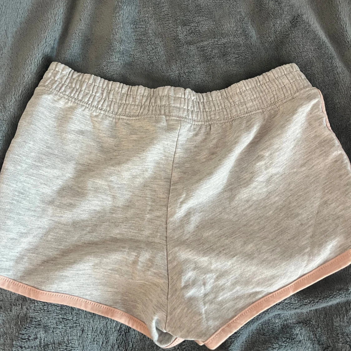 Grå shorts från H&M - 1