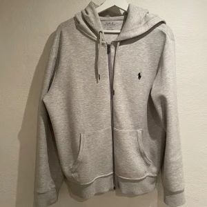 Grå zip hoodie från Ralph Lauren - Säljer nu min fina zip hoodie från Ralph Lauren. Tröjan är i väldigt fint skick och har ej tecken på användning. Storlek M. Köpt för 1800, mitt pris 750