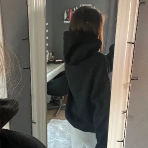 Svart hoodie - Säljer en svart hoodie från BikBok. Superskön och jättesnygg. Lite oversize🖤