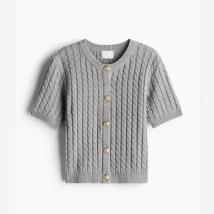 Kortärmad kofta  - Snygg grå kabelstickad kofta med korta ärmar och dekorativa knappar framtill. Perfekt för lager-på-lager-stil och ger en klassisk touch till din outfit. Kan gå ner i pris 😊💓