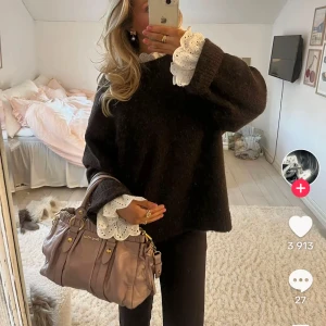 Vit blus skjorta med spetsdetaljer - Säljer en elegant vit blus med långa ärmar och vackra spetsdetaljer vid ärmslut och krage. Perfekt för en stilren look. Passar bra till jeans eller kjol för en chic outfit. Helt slutsåld så fint med synliga broderier ❣️alla bilder är lånade men använd en gång så ej sliten❣️