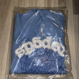 Blå tröja med spindelnätsdesign - Säljer en blå sp5der tröja. I nytt skick och priset kan diskuteras privat.