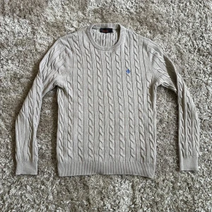 Kabelstickad Morris tröja - Tja! En riktigt snygg kabelstickad tröja från Morris. Skick 10/10, pris kan diskuteras!