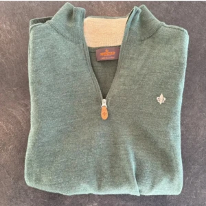 Morris Zip Tröja - Säljer en stilren grön tröja från Morris i 100% merinoull. Tröjan har ett lagat hål ( Bild 3 ) men är annars väldigt bra skick. Nypris 1800 Storlek L men sitter som M.  Vid fler frågot tveka inte att höra av dig. Mvh Ludde