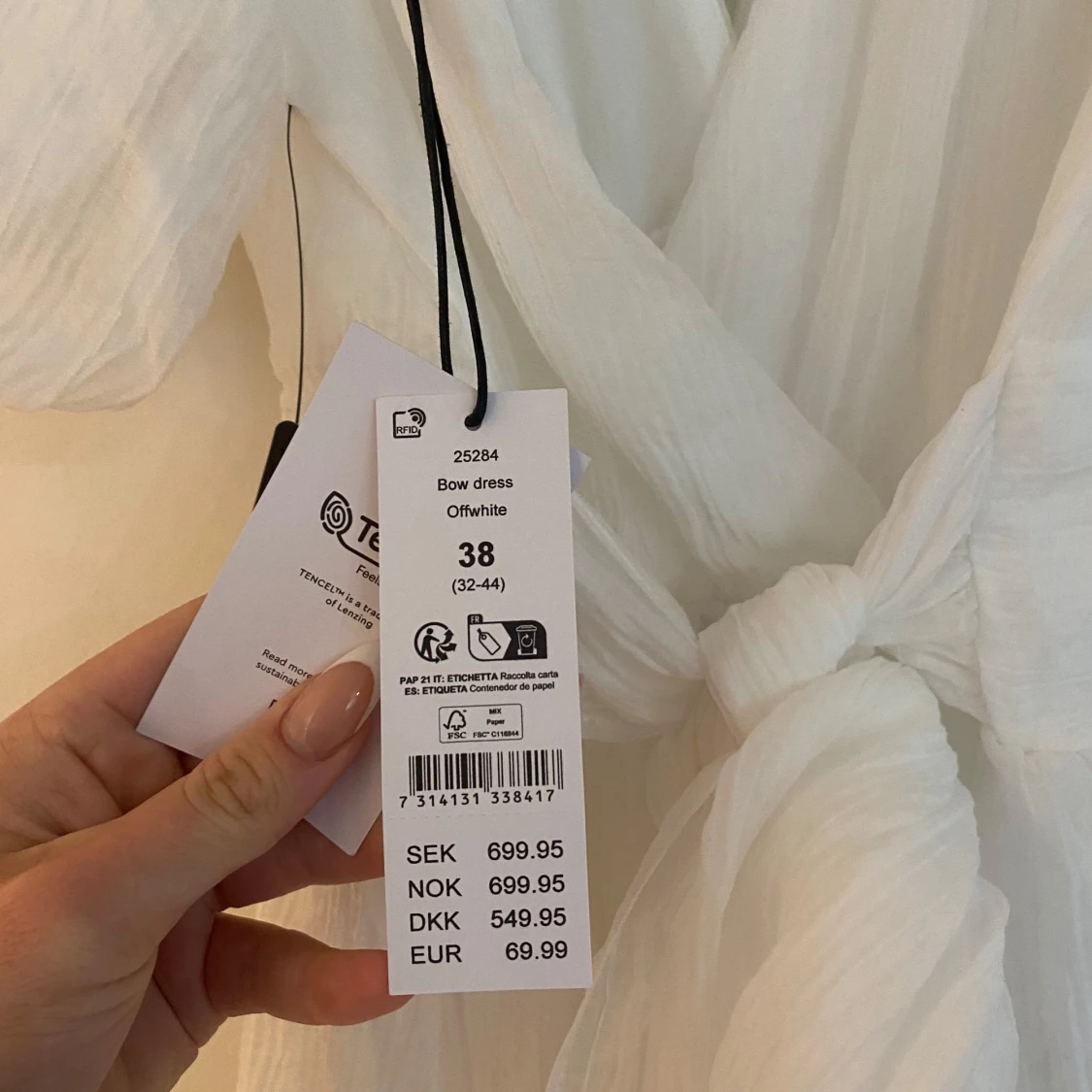 Vit omlottklänning med puffärmar från Gina tricot  - 2