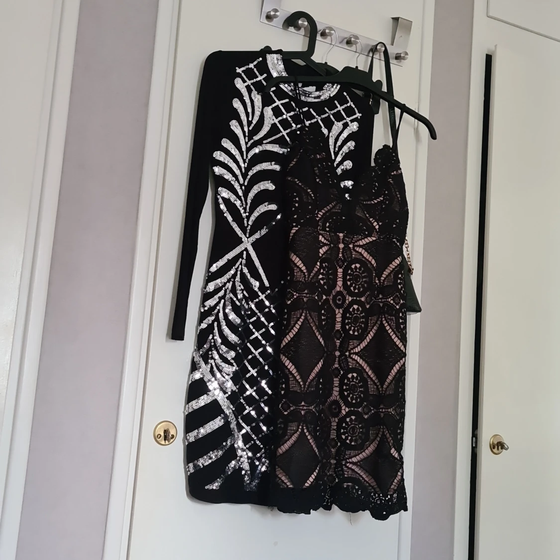 Svart paljettklänning och svart spetsklänning