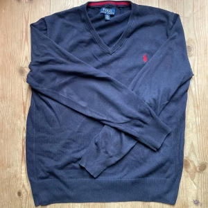 Ralph lauren tröja - Säljer min mörkblåa Ralph lauren tröja i storlek L i barn storlek vilket motsvarar xs/xxs. Relativt fint skick, pris är diskuterbart.