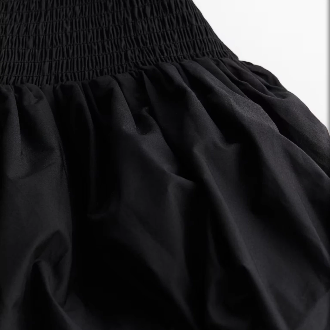 Svart kortklänning med volang - 1