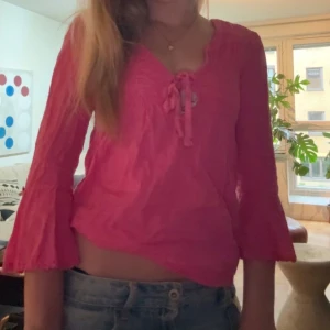 Odd Molly Topp - Säljer den snyggaste skrikross topp från Odd Molly. Storlek: XS. Fina rosetter på armarna. Perfekt inför sommaren!!💗💗 Priset diskuteras!🥰💗