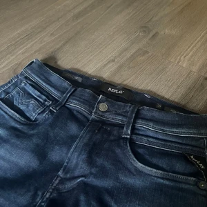 Replay Jeans - Replay jeans i storlek 29/32. Modell anbass. Hör av er vid frågor och funderingar 😀