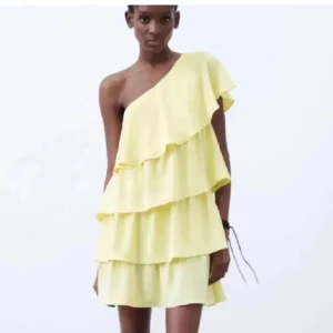 Gul volang klänning  - Säljer denna gula volang klänningen från Zara. Storlek M mem med tanke på Zaras små storlekar sitter den perfekt på mig som bär xs-s💕