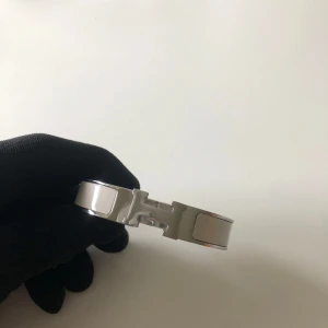 Armband från välkänt märke - Stilrent armband i silverfärg med vitt emalj och ikoniskt H-spänne. Armbandet har en elegant och modern design som passar perfekt till att lyfta din outfit.