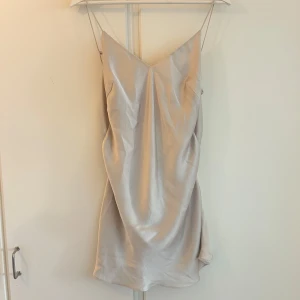 Silkes klänning  - Super fin silkes klänning i champagne färg köpt för några år sen från ZARA, har aldrig kommit till användning. Storlek M på klänningen men passar även S om man knyter upp banden vilket jag har gjort! 