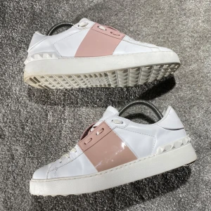 Valentino skor - Hej! Säljer nu mina skor från märket Valentino, storlek 39.5 bra skick, givetvis äkta. Tveka inte på att höra av dig om du har frågor eller funderingar kring skorna! 