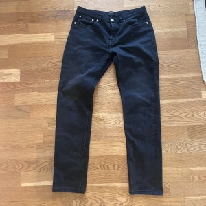 A.P.C. jeans - Säljer ett par svarta jeans från A.P.C. Superfint skick förutom en fläck på knät som knappt syns (bild 4).