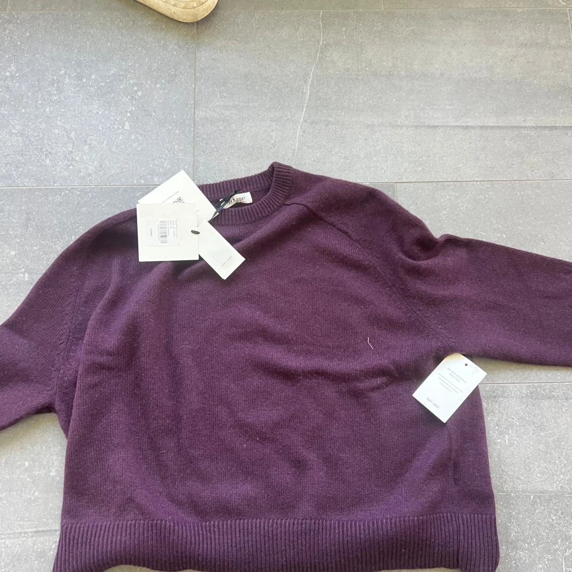 Mörkröd  stickad tröja från Soft Goat - 1